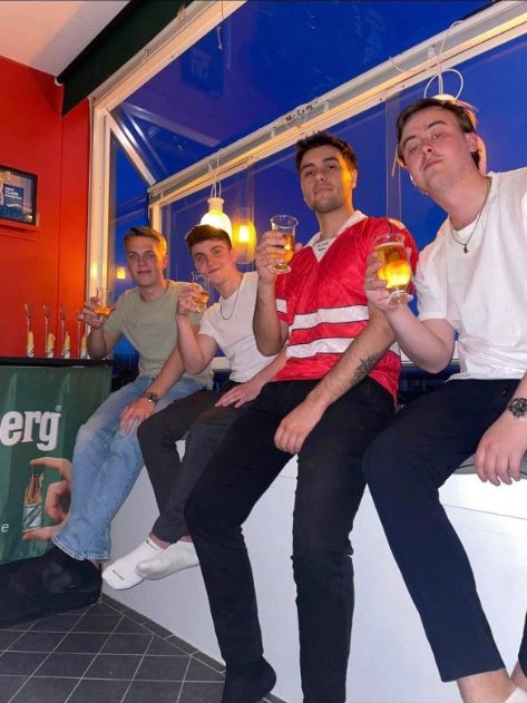 De fire fra Champions Logen, med øl.